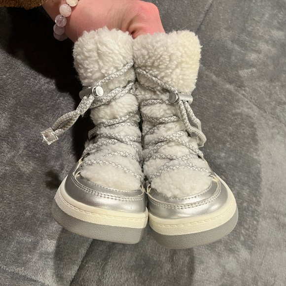 Little girls Snow Boots size 6 worn once silver + white faux Sherpa zipper - Picture 6 of 9
